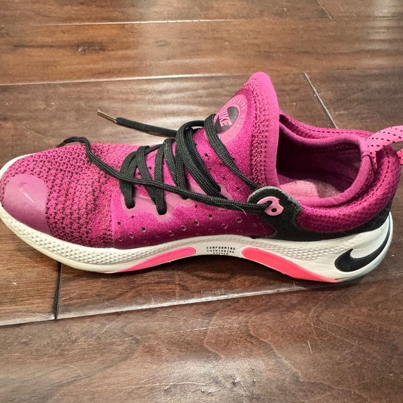 Nike Women's Fuchsia Athletic Shoes - Picture 4 of 4